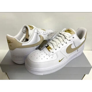 NIKE - 【新品】23.5㎝ WMNS AIR FORCE 1 '07 ESS ホワイトの通販 by ...