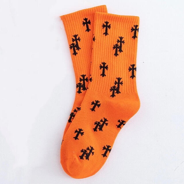 【新品】 オレンジ　ブラック　十字架　クロス　靴下　ソックス　黒　ストリート メンズのレッグウェア(ソックス)の商品写真