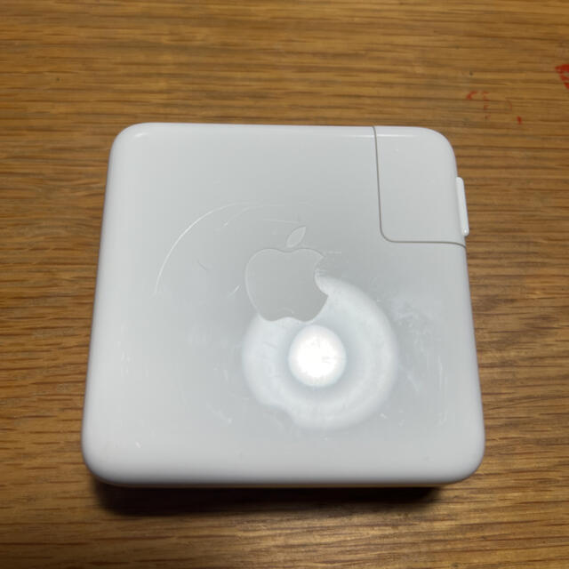 Apple(アップル)の純正　Apple USB-C Power Adapter 61W ほぼ新品 スマホ/家電/カメラのスマートフォン/携帯電話(バッテリー/充電器)の商品写真