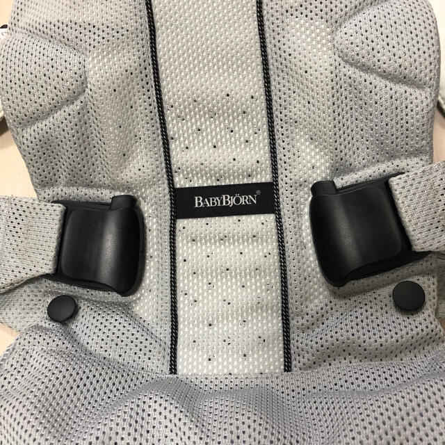 BABYBJORN(ベビービョルン)の☆美品☆ ベビービョルン 抱っこ紐 ベビーキャリアONE+Airメッシュシルバー キッズ/ベビー/マタニティの外出/移動用品(抱っこひも/おんぶひも)の商品写真