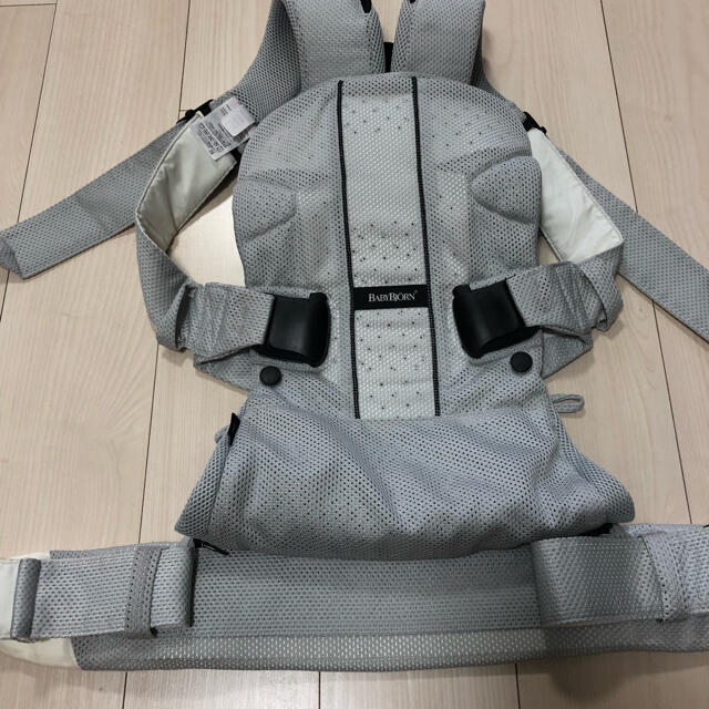 BABYBJORN(ベビービョルン)の☆美品☆ ベビービョルン 抱っこ紐 ベビーキャリアONE+Airメッシュシルバー キッズ/ベビー/マタニティの外出/移動用品(抱っこひも/おんぶひも)の商品写真