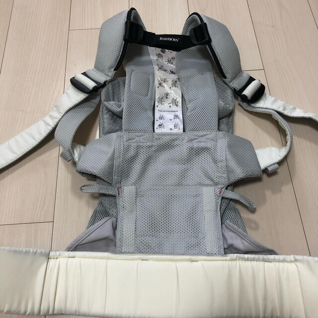 BABYBJORN(ベビービョルン)の☆美品☆ ベビービョルン 抱っこ紐 ベビーキャリアONE+Airメッシュシルバー キッズ/ベビー/マタニティの外出/移動用品(抱っこひも/おんぶひも)の商品写真