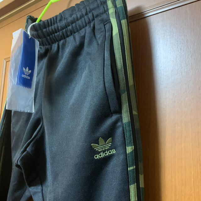 adidas(アディダス)の新品未使用‼️adidas カモフラ柄トラックパンツMサイズ三本ラインアディダス メンズのパンツ(その他)の商品写真