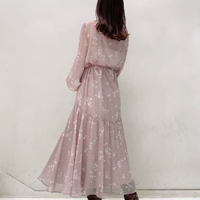 即完売品 新品 LILY BROWN ショルダーリボンワンピース FLOWER