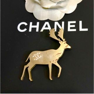 シャネル(CHANEL)のシャネル　ブローチ　ココマーク　トナカイ　パール　真珠　ゴールド　アニマル　☆(ブローチ/コサージュ)