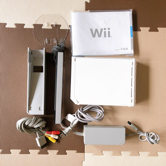 任天堂(ニンテンドウ)のNintendo Wii RVL-S-WD 本体&コントローラーセット エンタメ/ホビーのゲームソフト/ゲーム機本体(家庭用ゲーム機本体)の商品写真