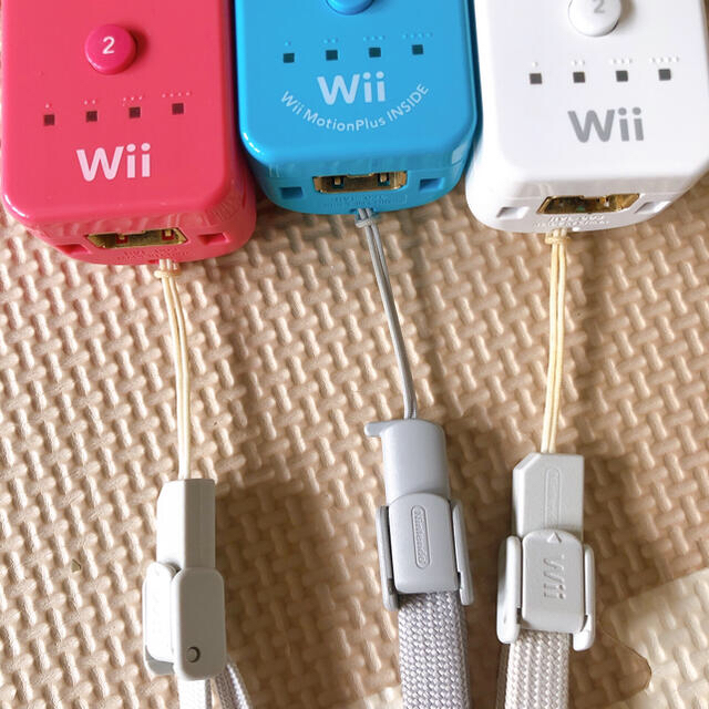 任天堂(ニンテンドウ)のNintendo Wii RVL-S-WD 本体&コントローラーセット エンタメ/ホビーのゲームソフト/ゲーム機本体(家庭用ゲーム機本体)の商品写真