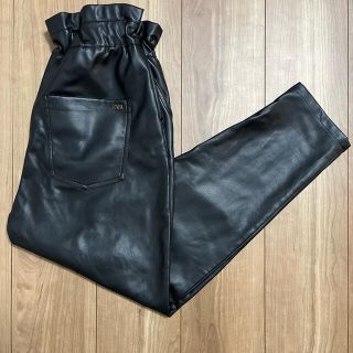 ザラ(ZARA)のZARA レザーパンツ　美品　マム　テーパード (カジュアルパンツ)