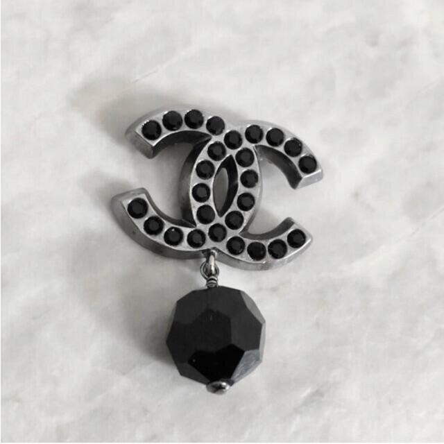 Chanel シャネル ブローチ ココマーク ブラック ストーン スイング 石 シルバー の通販 By A シャネルならラクマ Chanel シャネル ブローチ ココマーク ブラック ストーン スイング 石 シルバー の通販 By A シャネルならラクマ