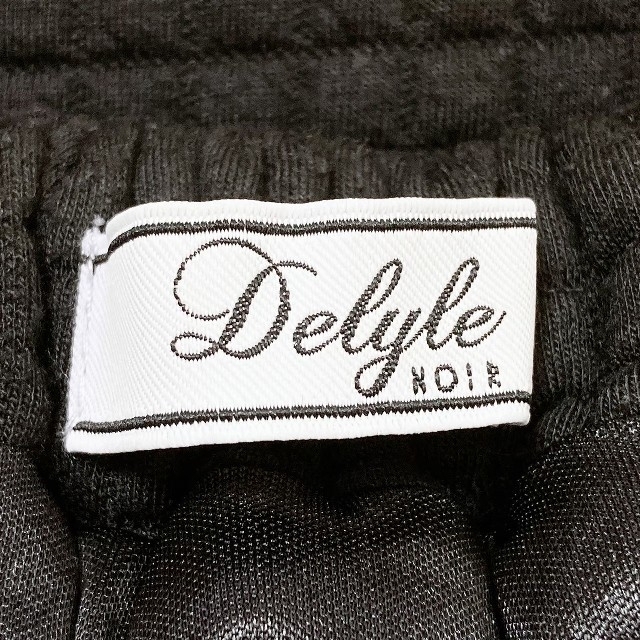 Delyle NOIR(デイライルノアール)のミニスカート Delyle NOIR (デイライルノア) キルティング風 レディースのスカート(ミニスカート)の商品写真
