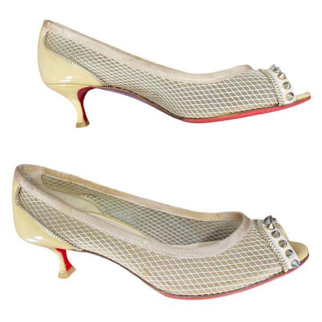 Christian Louboutin(クリスチャンルブタン)のChristian Louboutin オープントゥ パンプス 24.0スタッズ レディースの靴/シューズ(ハイヒール/パンプス)の商品写真