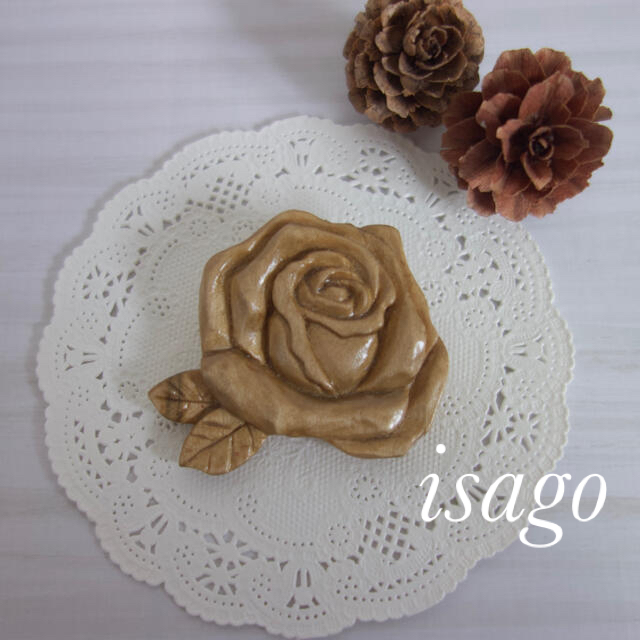 木彫り薔薇ブローチ(葉付き) 手彫りの通販 by isago's shop|ラクマ 木彫り薔薇ブローチ(葉付き) 手彫りの通販 by isago's shop|ラクマ