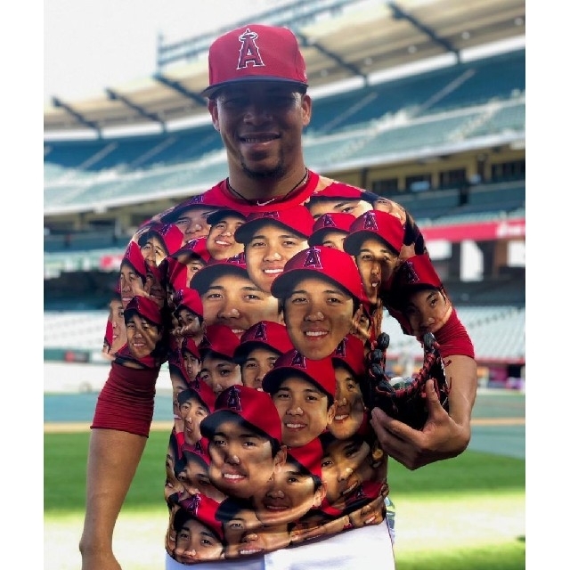 【本物❗️】大谷翔平 顔だらけTシャツ 球場配布 限定品  非売品 匿名配送 枕 スポーツ/アウトドアの野球(記念品/関連グッズ)の商品写真