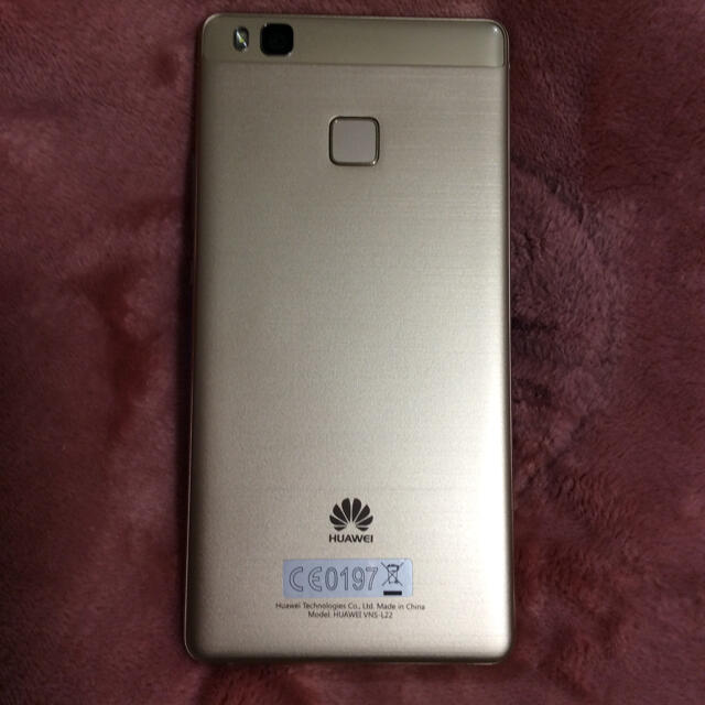 HUAWEI(ファーウェイ)のHuawei P9lite 本体(美品) 、新品付属ケース スマホ/家電/カメラのスマートフォン/携帯電話(スマートフォン本体)の商品写真