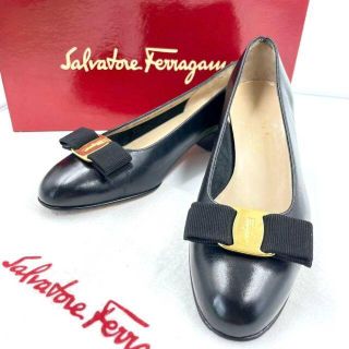 サルヴァトーレフェラガモ(Salvatore Ferragamo)の【美品】フェラガモ ヴァラ リボン レザー ローヒール パンプス ブラック 6C(ハイヒール/パンプス)