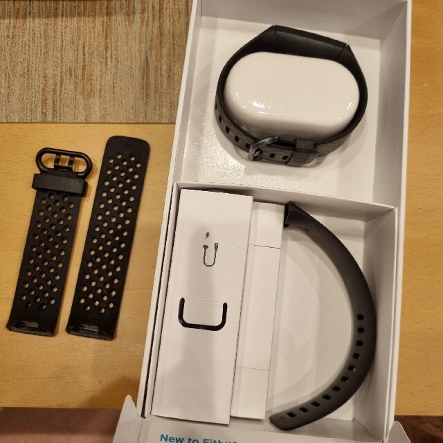 Google(グーグル)のfitbit charge4 黒 スマホ/家電/カメラのスマートフォン/携帯電話(その他)の商品写真