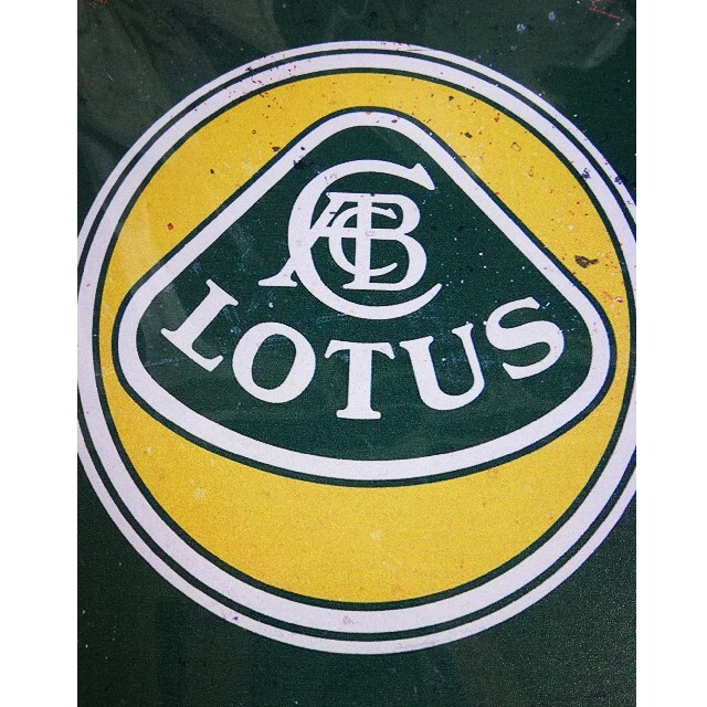 LOTUS(ロータス)のロータス【LOTUS】パーツ&サービスショップ ヴィンテージ加工 ブリキ製看板 エンタメ/ホビーのおもちゃ/ぬいぐるみ(ミニカー)の商品写真