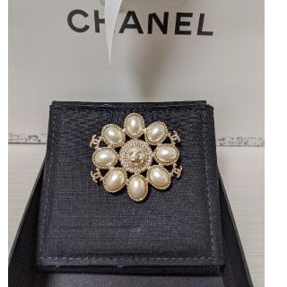 シャネル(CHANEL)の【新品未使用】CHANEL　シャネル　ブローチ　パール　レア(ブローチ/コサージュ)