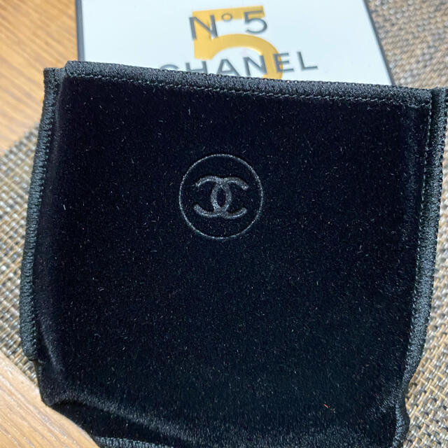 CHANEL(シャネル)の新品未使用シャネルコスメケースのみ　黒　ビロードアイシャドウ コスメ/美容のコスメ/美容 その他(その他)の商品写真