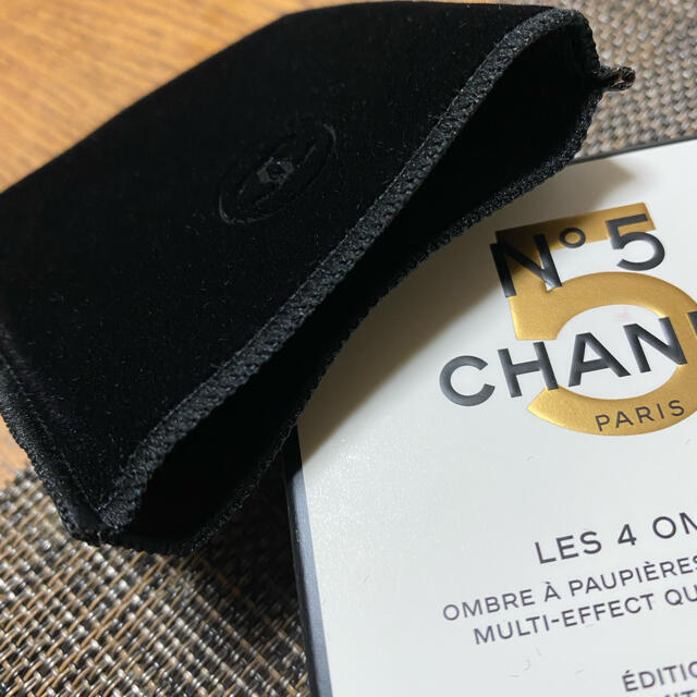 CHANEL(シャネル)の新品未使用シャネルコスメケースのみ　黒　ビロードアイシャドウ コスメ/美容のコスメ/美容 その他(その他)の商品写真