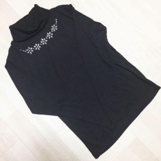 アベイル(Avail)のAvail＊ビジュー付タートルTOPS＊美品(カットソー(長袖/七分))