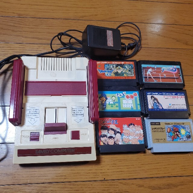 ファミリーコンピュータ(ファミリーコンピュータ)のニンテンドー ファミコン本体とカセット6本セット エンタメ/ホビーのゲームソフト/ゲーム機本体(家庭用ゲーム機本体)の商品写真