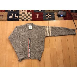 トムブラウン(THOM BROWNE)のTHOM BROWNE 手編みニットカーディガン　アイルランド製　美品　(ニット/セーター)