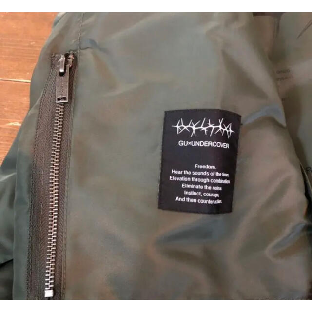 UNDERCOVER(アンダーカバー)のMサイズ　GU×アンダーカバー　undercover MA-1 ダークグリーン メンズのジャケット/アウター(ブルゾン)の商品写真