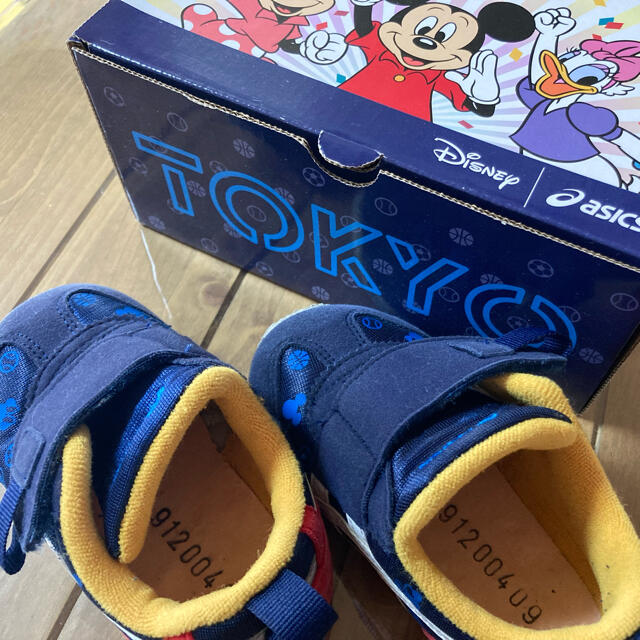 asics(アシックス)のasics×Disneyコラボスニーカー キッズ/ベビー/マタニティのベビー靴/シューズ(~14cm)(スニーカー)の商品写真