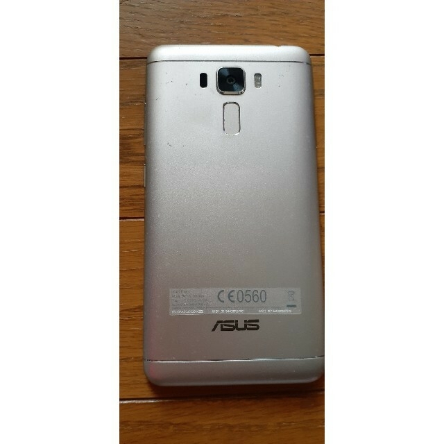 ASUS(エイスース)のASUSｰZ01BDA シルバー スマホ/家電/カメラのスマートフォン/携帯電話(スマートフォン本体)の商品写真