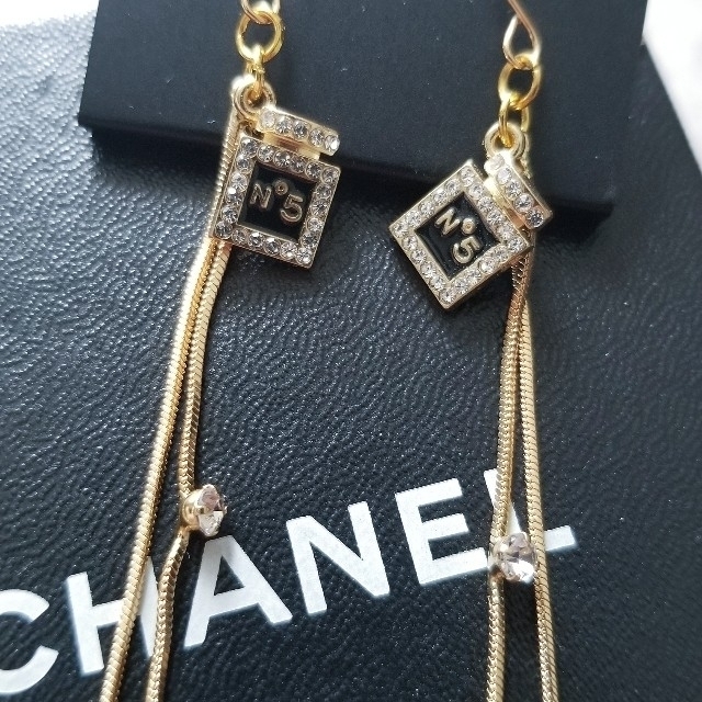 CHANEL(シャネル)のNo.5 ストーンパフュームロングピアス/BLACK ハンドメイドのアクセサリー(ピアス)の商品写真