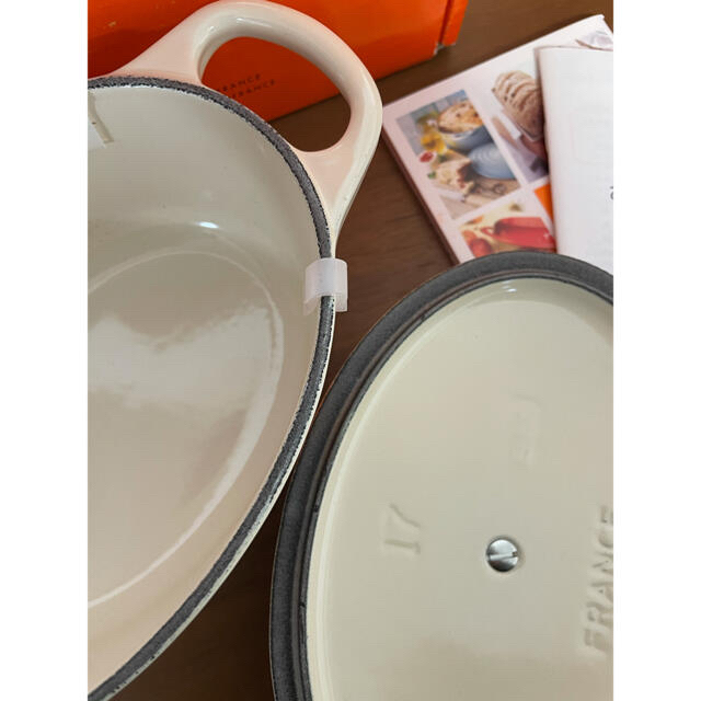 LE CREUSET(ルクルーゼ)のルクルーゼ オレンジ ピーコック オーバル17cm インテリア/住まい/日用品のキッチン/食器(鍋/フライパン)の商品写真