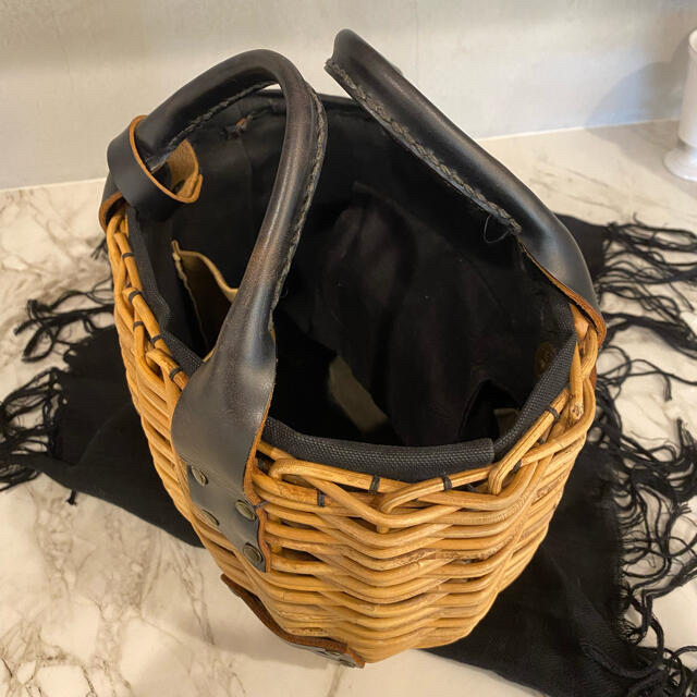 🌟eb.a.gos  ２本編みカゴバッグ(ブラック・ファー付きかぶせ)  レディースのバッグ(かごバッグ/ストローバッグ)の商品写真