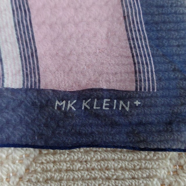 MK KLEIN+(エムケークランプリュス)のMK KLEIN+　スカーフ　ピンク　紺 レディースのファッション小物(バンダナ/スカーフ)の商品写真