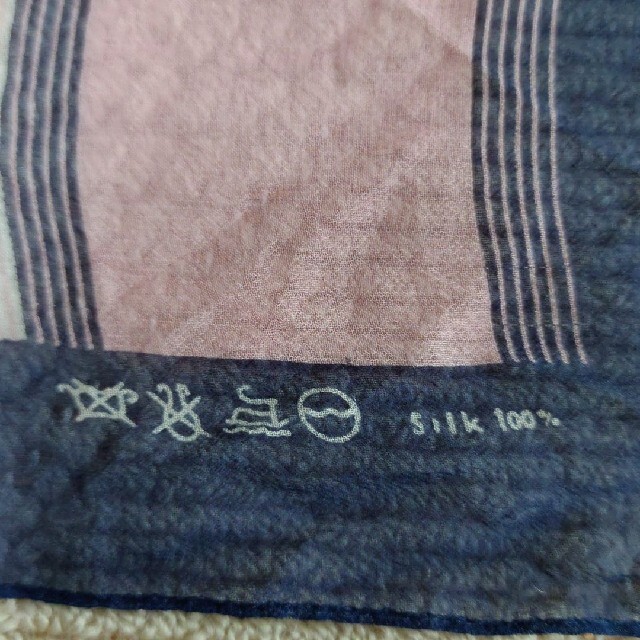 MK KLEIN+(エムケークランプリュス)のMK KLEIN+　スカーフ　ピンク　紺 レディースのファッション小物(バンダナ/スカーフ)の商品写真