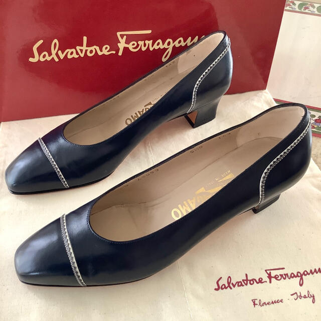 Salvatore Ferragamo(サルヴァトーレフェラガモ)の試着のみ新品!フェラガモ ネイビーカーフセミスクエア ホワイトステッチ 22.5 レディースの靴/シューズ(ハイヒール/パンプス)の商品写真