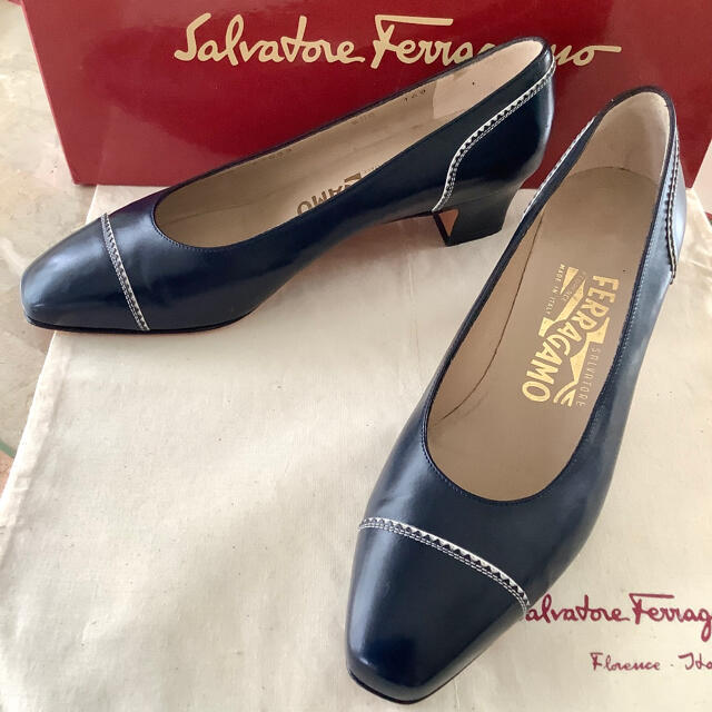 Salvatore Ferragamo(サルヴァトーレフェラガモ)の試着のみ新品!フェラガモ ネイビーカーフセミスクエア ホワイトステッチ 22.5 レディースの靴/シューズ(ハイヒール/パンプス)の商品写真