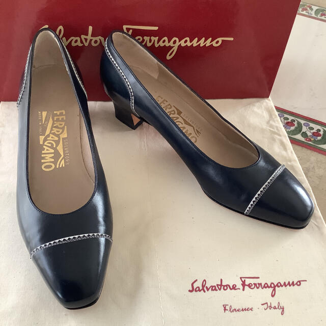 Salvatore Ferragamo(サルヴァトーレフェラガモ)の試着のみ新品!フェラガモ ネイビーカーフセミスクエア ホワイトステッチ 22.5 レディースの靴/シューズ(ハイヒール/パンプス)の商品写真