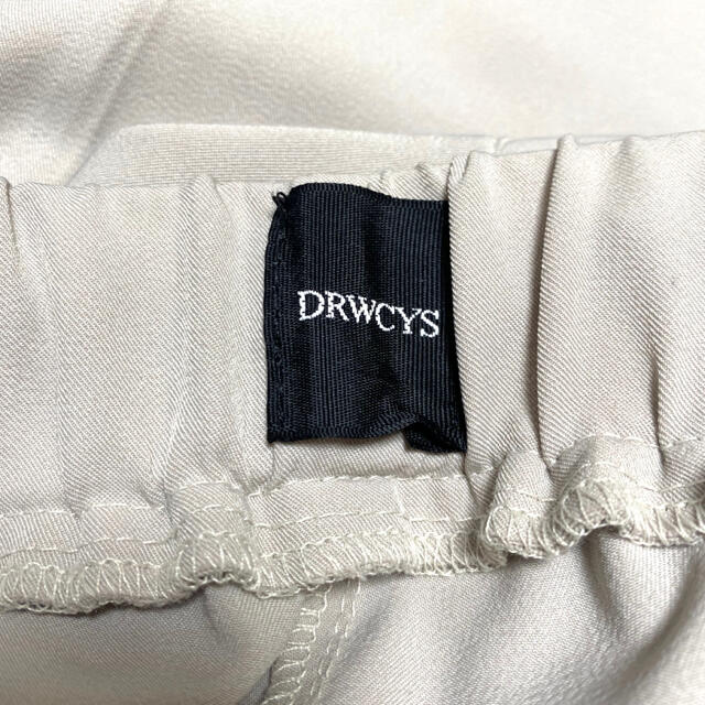 DRWCYS テーパードパンツ グレージュ レディースのパンツ(カジュアルパンツ)の商品写真