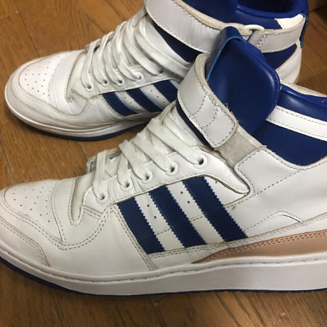 adidas(アディダス)のヌメ皮　adidas FORUM MID 白　青 メンズの靴/シューズ(スニーカー)の商品写真