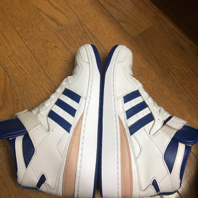 adidas(アディダス)のヌメ皮　adidas FORUM MID 白　青 メンズの靴/シューズ(スニーカー)の商品写真