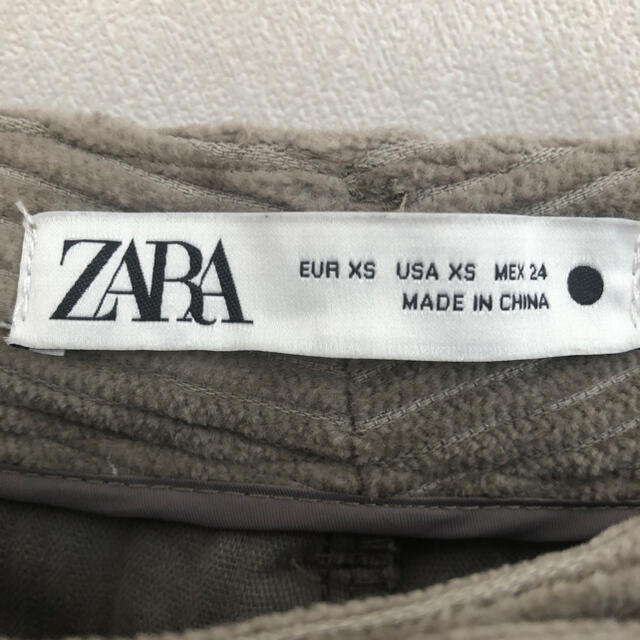 ZARA(ザラ)のZARA ザラ　コーデュロイ　テーパードパンツ　S グリーン レディースのパンツ(カジュアルパンツ)の商品写真