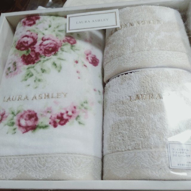 LAURA ASHLEY(ローラアシュレイ)の早い者勝ちお値下げしましたP13  ローラアシュレイタオルハンカチセット インテリア/住まい/日用品の日用品/生活雑貨/旅行(タオル/バス用品)の商品写真