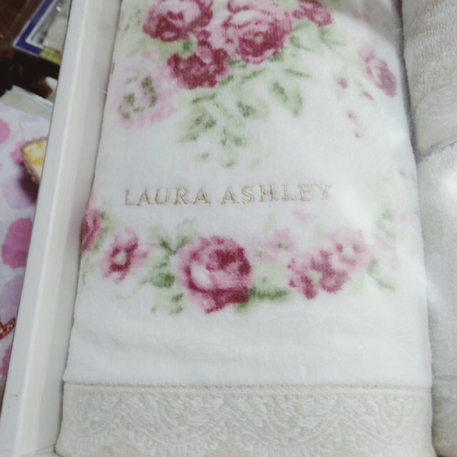 LAURA ASHLEY(ローラアシュレイ)の早い者勝ちお値下げしましたP13  ローラアシュレイタオルハンカチセット インテリア/住まい/日用品の日用品/生活雑貨/旅行(タオル/バス用品)の商品写真