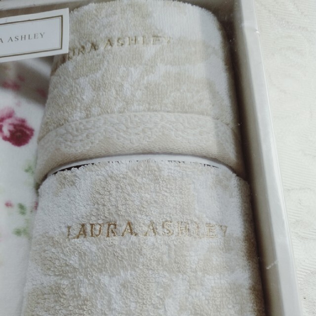 LAURA ASHLEY(ローラアシュレイ)の早い者勝ちお値下げしましたP13  ローラアシュレイタオルハンカチセット インテリア/住まい/日用品の日用品/生活雑貨/旅行(タオル/バス用品)の商品写真