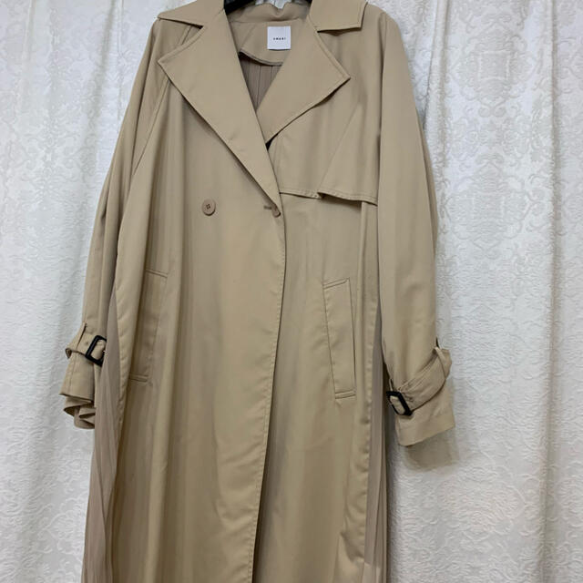 Ameri VINTAGE(アメリヴィンテージ)のSEE THROUGH BACK PLEATS TRENCH レディースのジャケット/アウター(トレンチコート)の商品写真