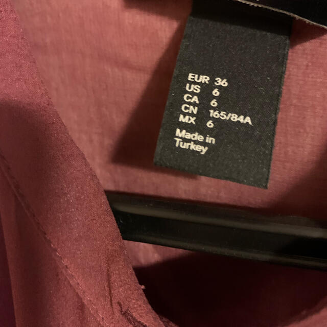 H&M(エイチアンドエム)のH&Mワインカラー肩デザインブラウス レディースのトップス(シャツ/ブラウス(長袖/七分))の商品写真