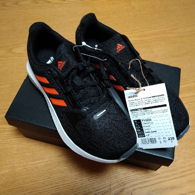 adidas(アディダス)の【未使用】アディダス　23.5センチ キッズ/ベビー/マタニティのキッズ靴/シューズ(15cm~)(スニーカー)の商品写真