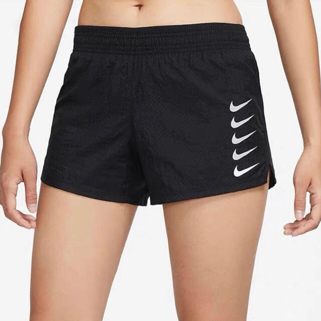 NIKE(ナイキ)の新品 NIKE ナイキ レディース ショートパンツ ラン スウッシュ ランニング レディースのパンツ(ショートパンツ)の商品写真