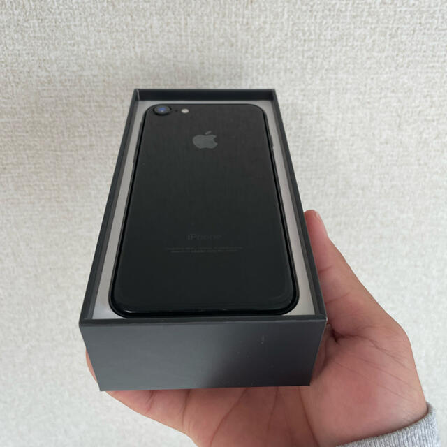 Apple(アップル)のiPhone 7 Jet Black 32 GB SIMフリー スマホ/家電/カメラのスマートフォン/携帯電話(スマートフォン本体)の商品写真